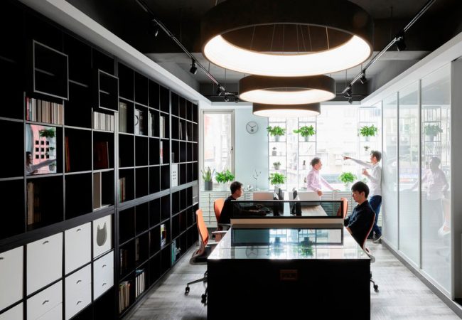 黑色氛围的办公室设计方案