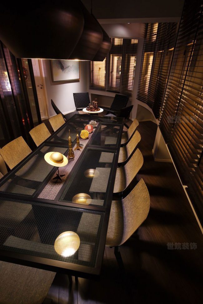 黑色空间里的餐厅