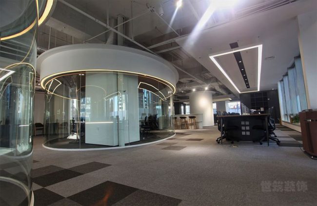弧形玻璃隔墙的办公空间