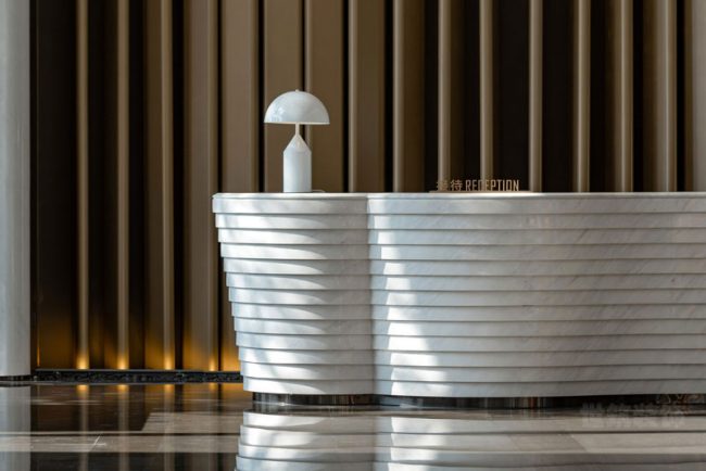 弧形多层次的前台设计