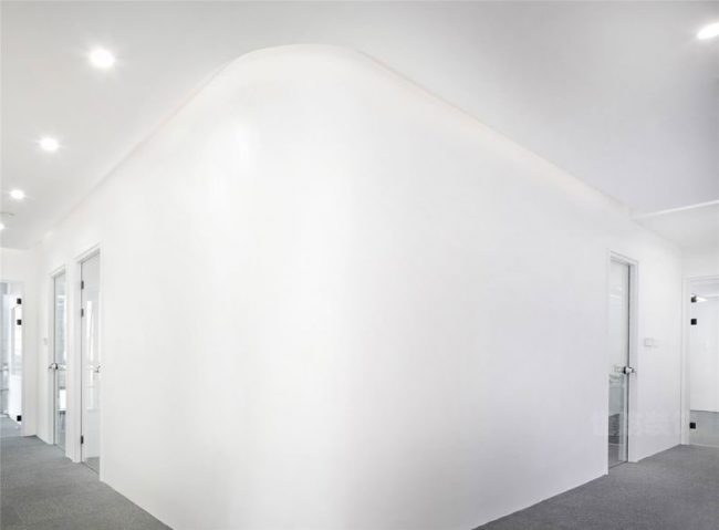 极简办公室走廊位置装修图