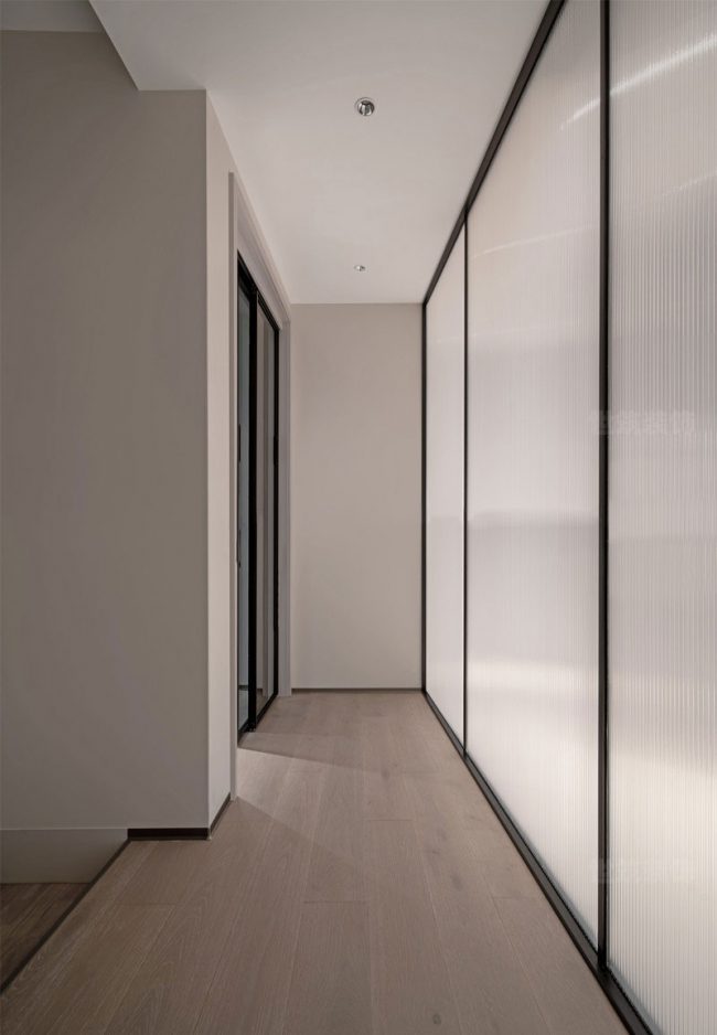 极简风办公室走道装修图