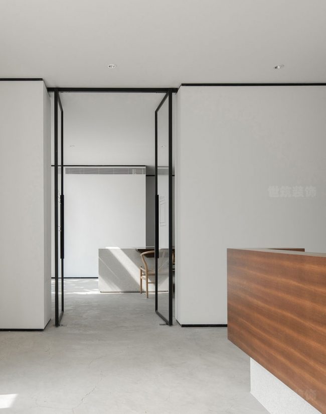 极简风格办公室服务台位置装修图