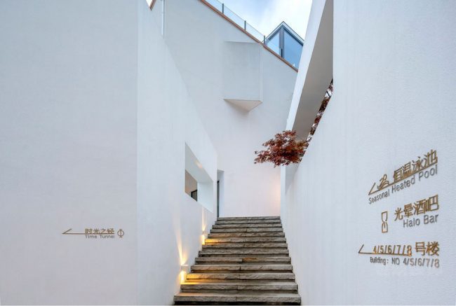 极简风格度假酒店室外楼梯过道场景装修图