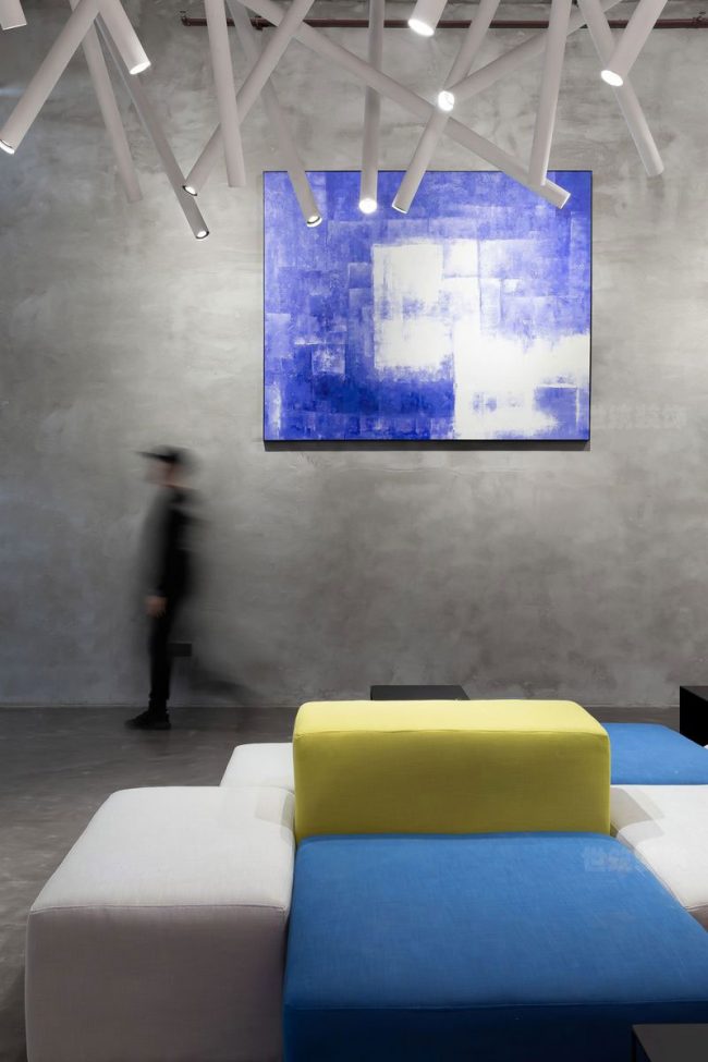 极简工业办公区域休息区装修图