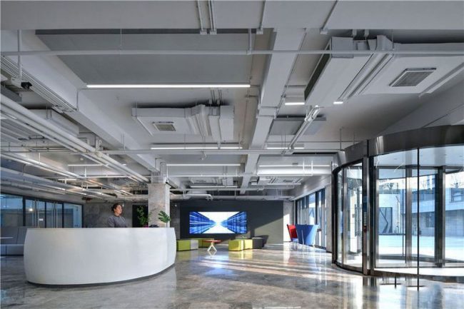 极简工业风办公室前台服务区装修图