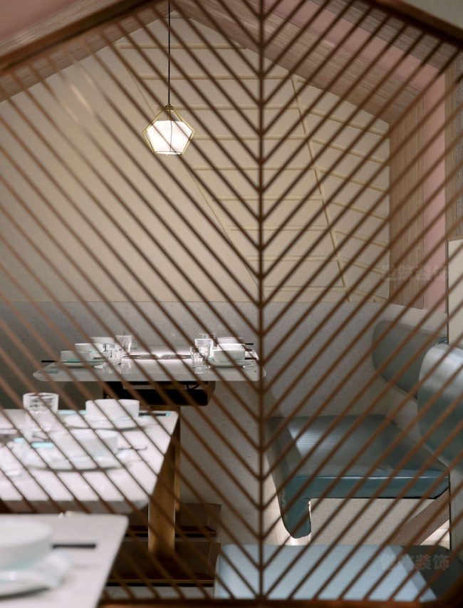 金属隔断后面的的餐厅