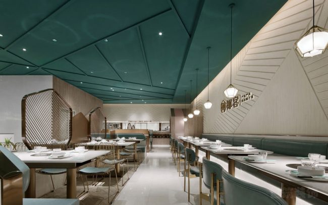 金色金属的餐厅桌椅