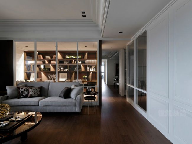 客厅玻璃隔断后的书房设计