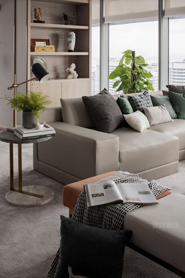 客厅灰色的皮沙发