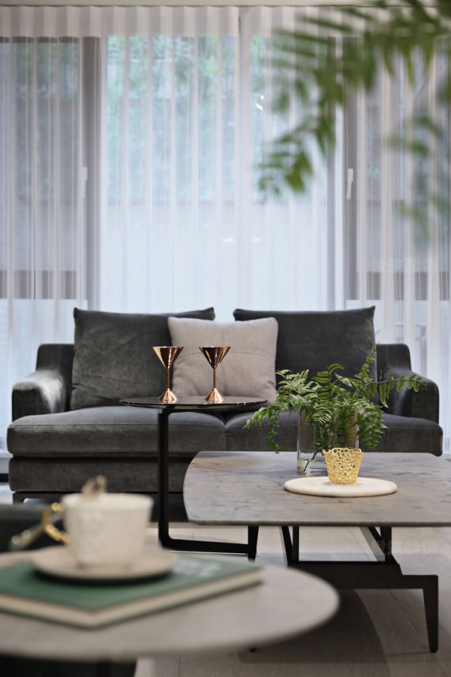 客厅深灰色的布艺沙发