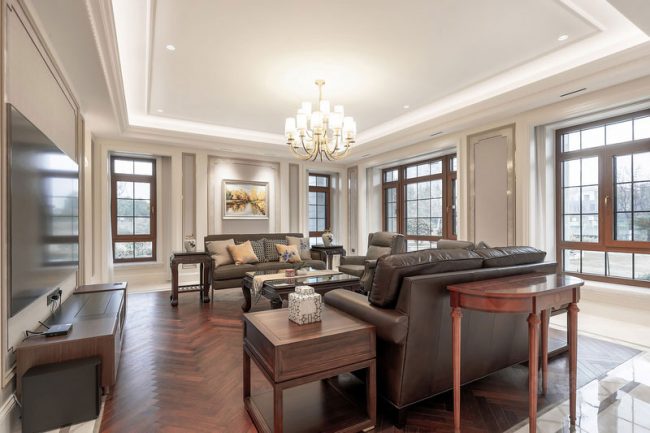 客厅深色的皮沙发