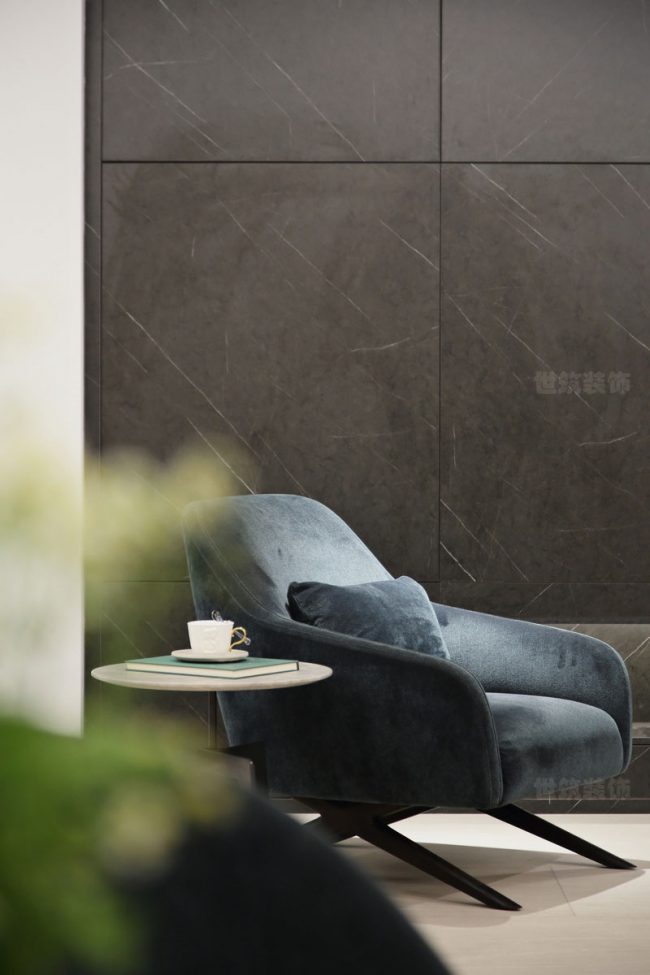 蓝灰色的单人沙发