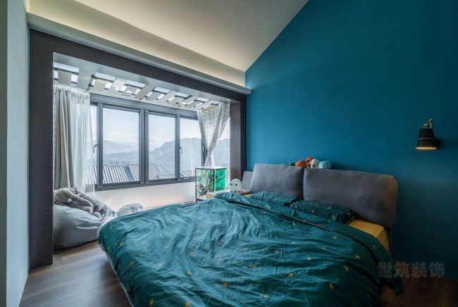 民宿客房的蓝色床头背景