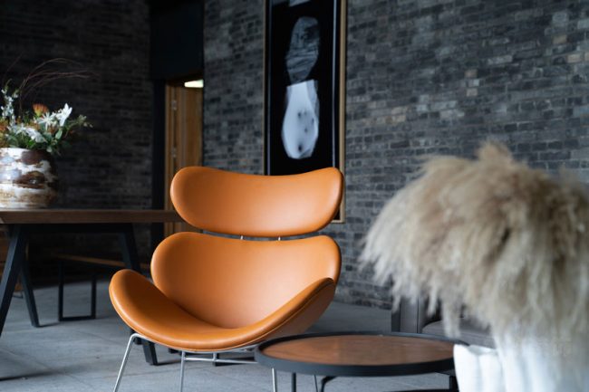 民宿里面现代的单人沙发