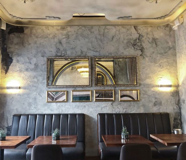 欧式餐厅的黑色皮沙发