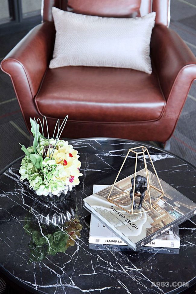 轻奢风格办公室阅览区茶几装饰品实景图