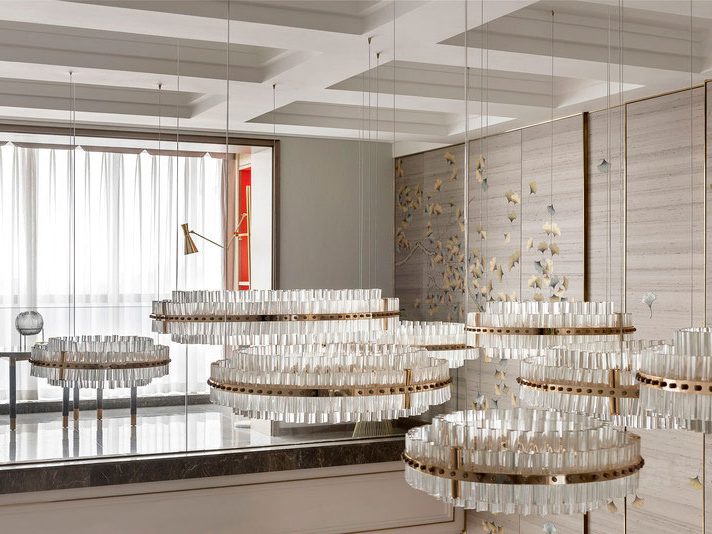 轻奢风格别墅空间中空楼梯厅场景装修图