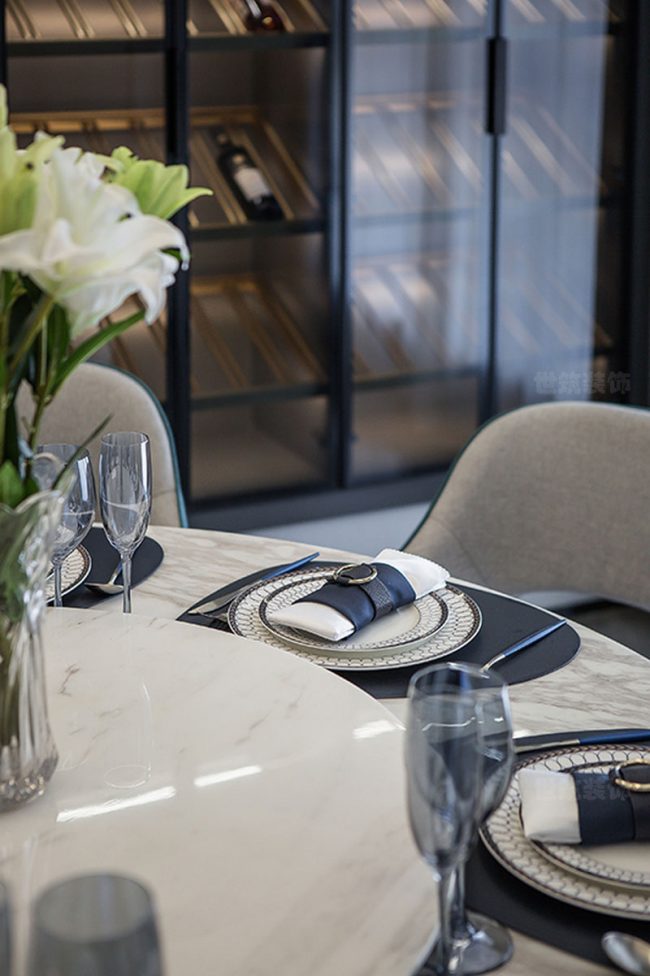 轻奢风格家居餐厅餐桌餐具实景图