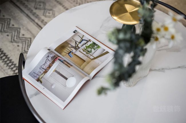 轻奢风格样板间会客室茶几位置装修图