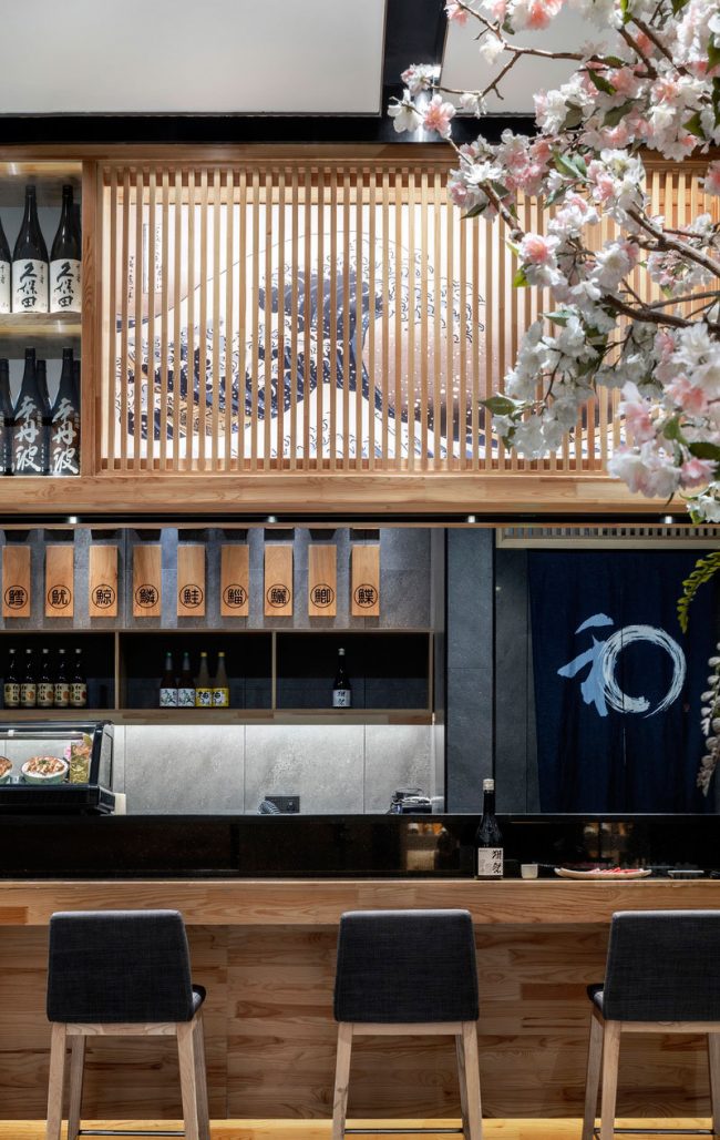日式餐饮吧台用餐区场景装修图