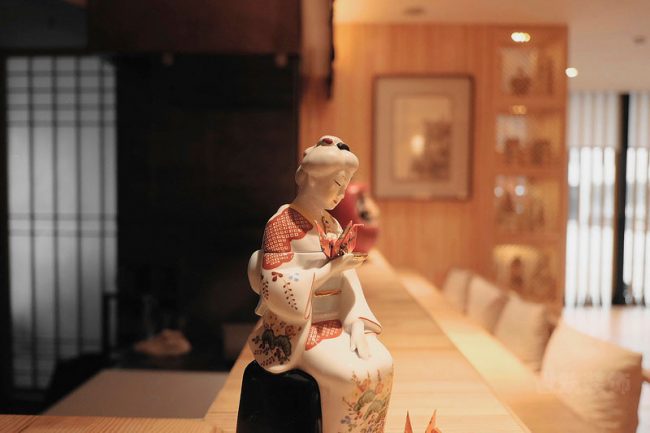 日式风格餐厅吧台装饰品实景图