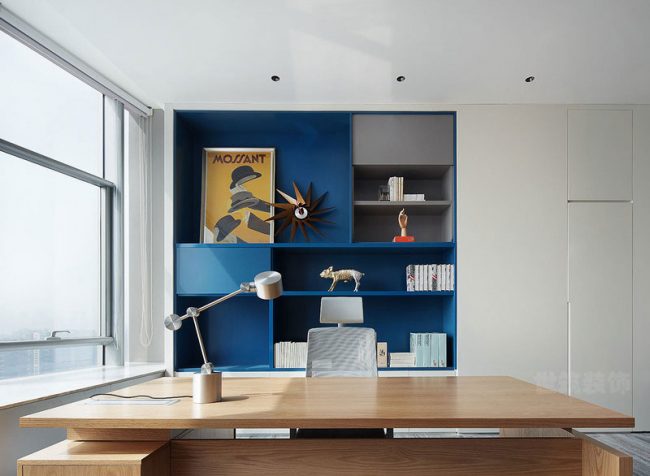 书房的蓝色书柜