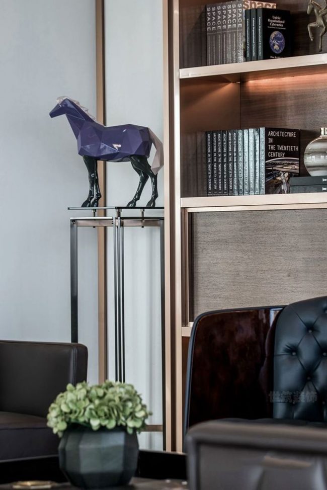 书柜旁边骏马饰品