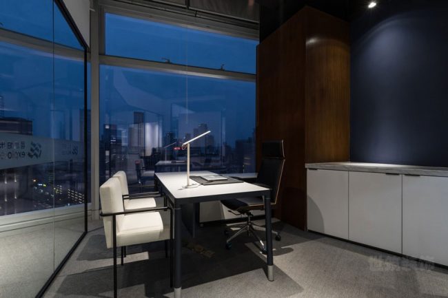 深色办公室设计效果图