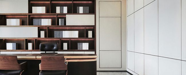 深色的木纹书柜