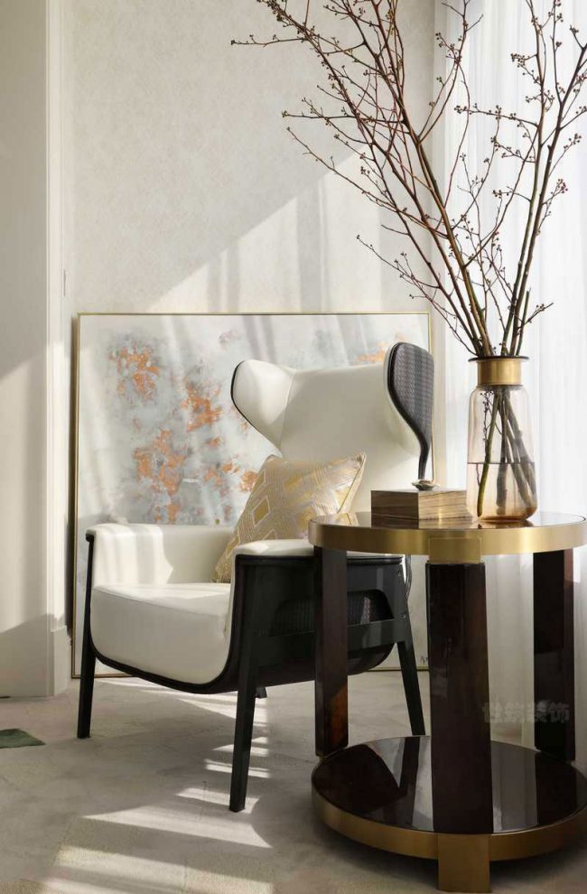 时尚单人沙发与金属圆桌