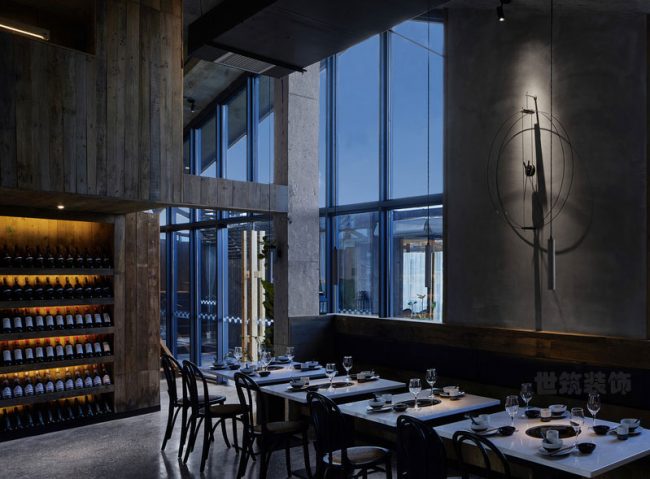 深色效果的餐厅