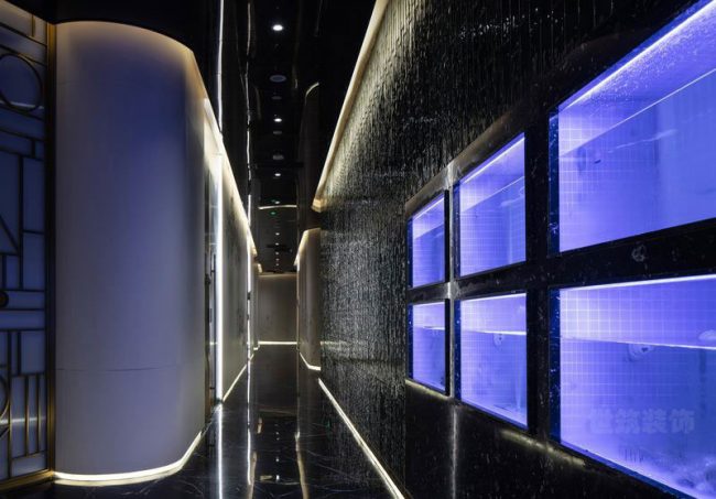 现代办公室走道水帘景观装修图