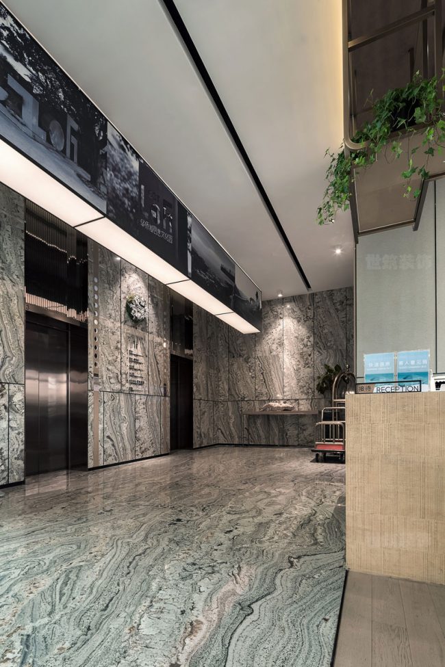 现代风格办公场合电梯厅装修图
