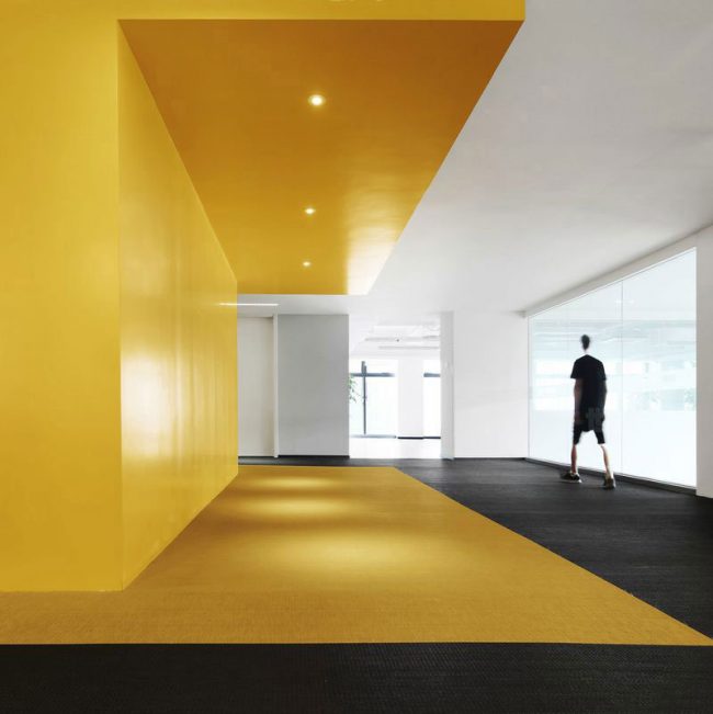 现代风格办公室动线环境装修图