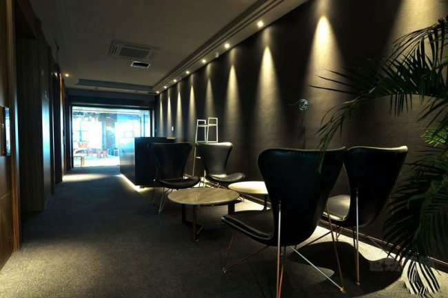 现代风格办公室过道休闲区装修图