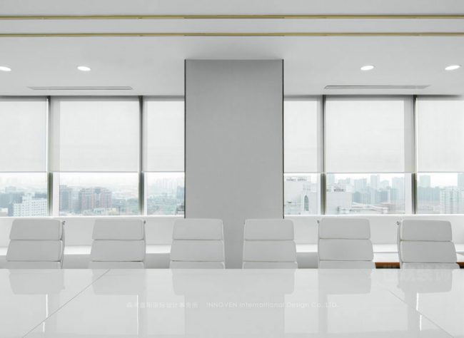 现代风格办公室会议空间装修图