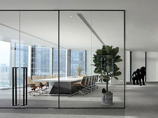 现代风格办公室会议室玻璃隔断装修图