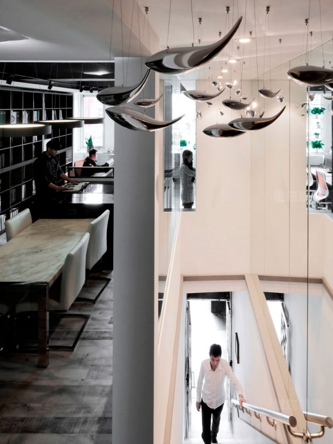 现代风格办公室楼梯过道装修图