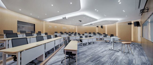 现代风格办公室培训空间装修图