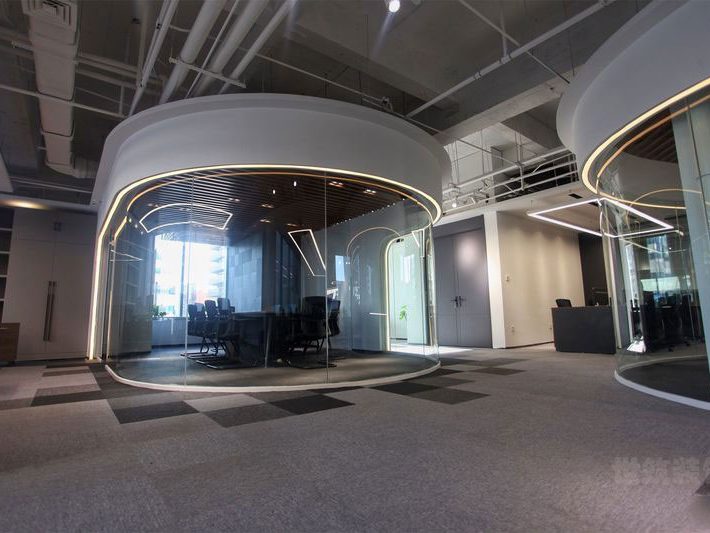 现代风格办公室洽谈玻璃房装修图