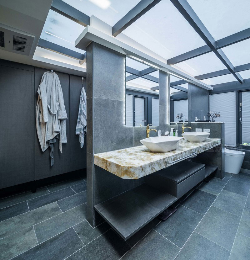 现代风格样板间主人房卫浴空间装修图
