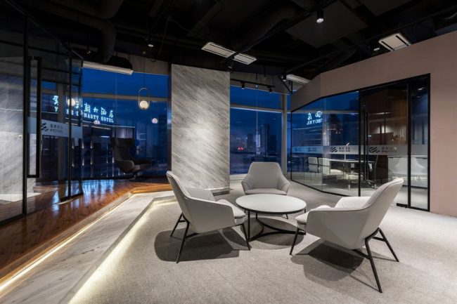 现代工业风办公场景洽谈区范围装修图