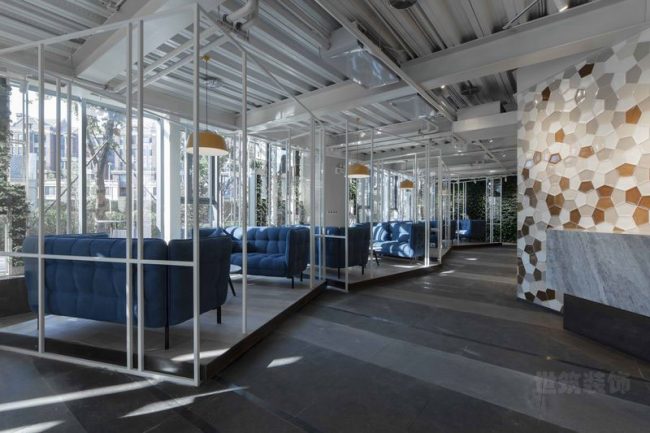 现代工业风办公场所洽谈区域装修图