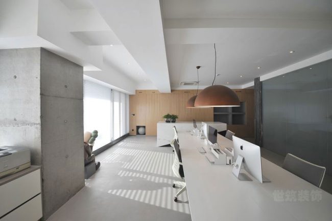 现代工业风办公室工作区装修图