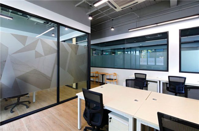 现代工业风办公室内勤事务区装修图