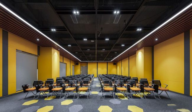 现代工业风办公室培训空间装修图