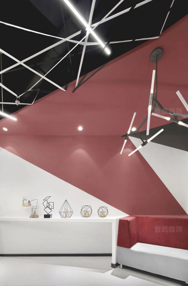 现代工业风办公室前台艺术品展示区装修图