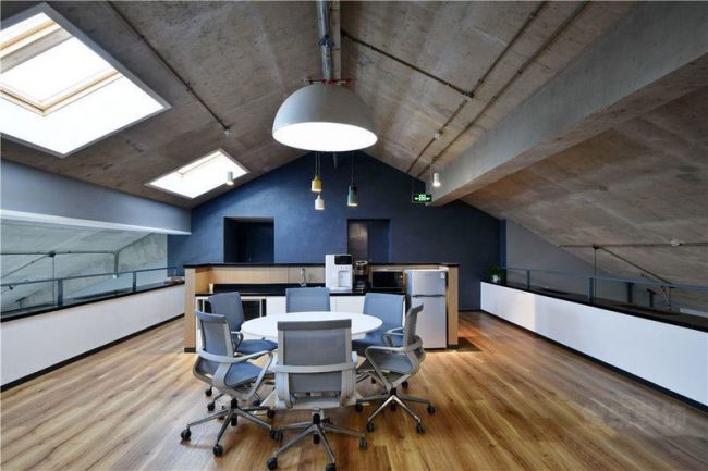 现代工业风办公室休闲茶水区装修图