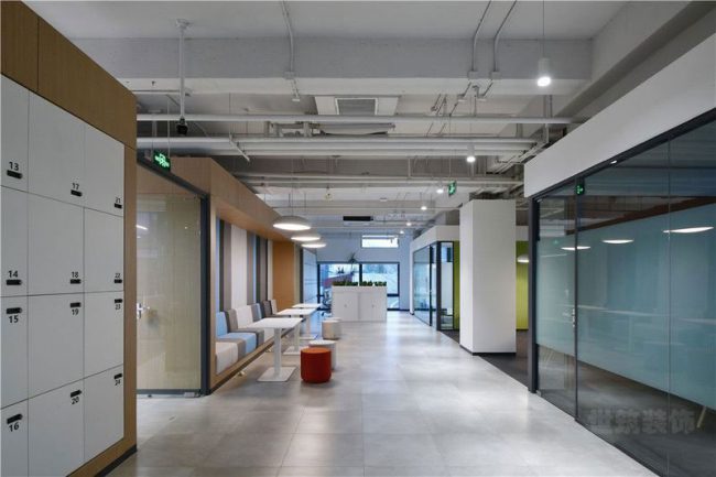 现代工业风办公室走廊位置装修图